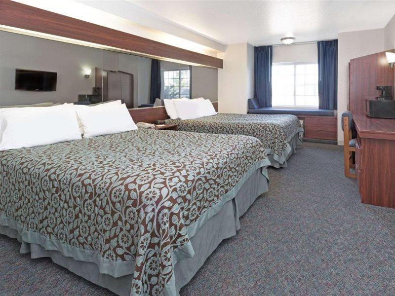 Days Inn & Suites By Wyndham Greeley Exteriér fotografie
