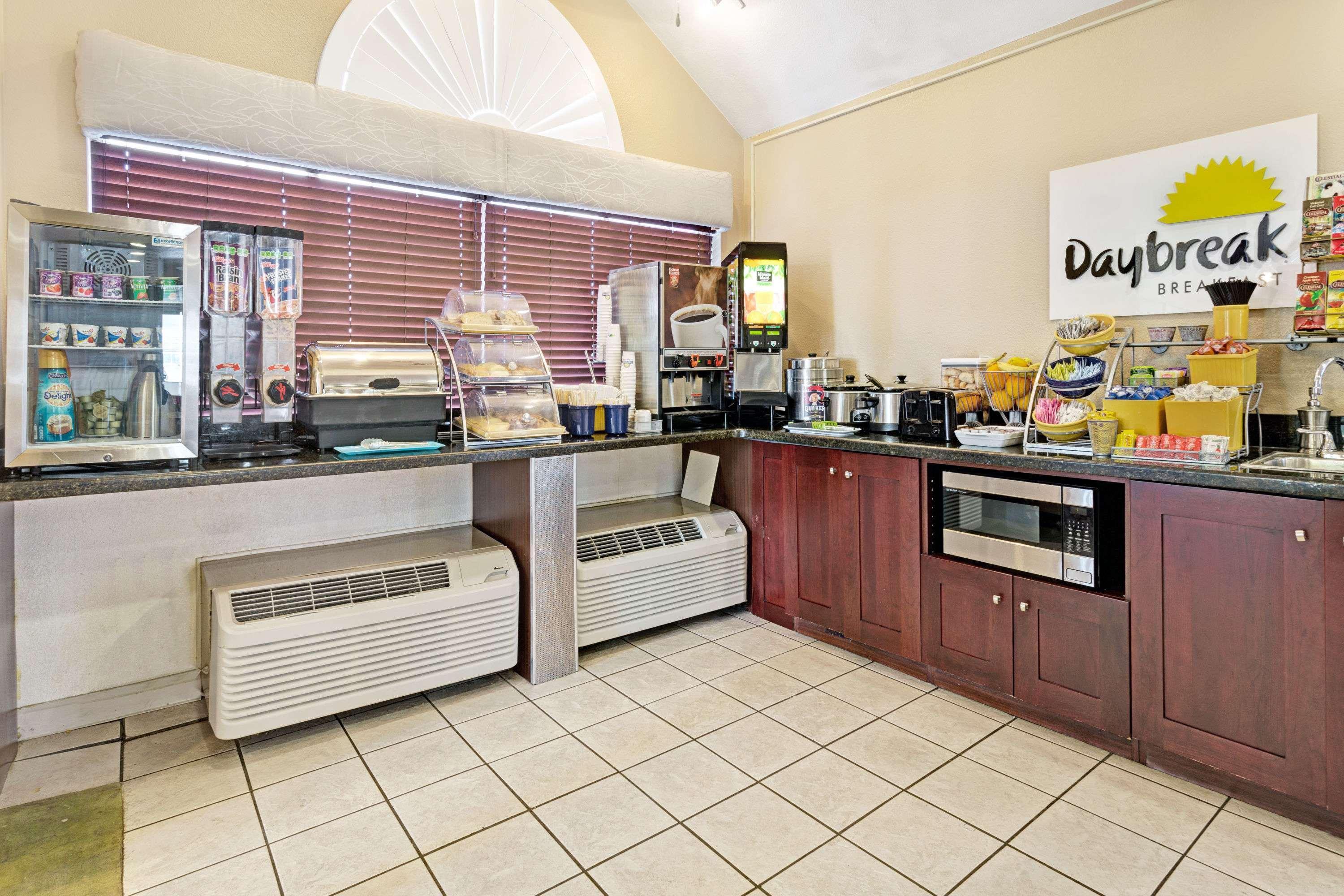 Days Inn & Suites By Wyndham Greeley Exteriér fotografie